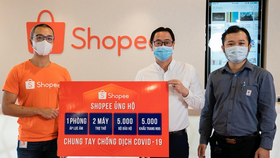 Đại diện Shopee Việt Nam (trái) trao tặng hỗ trợ cho đại diện Hội Thầy thuốc trẻ Việt Nam