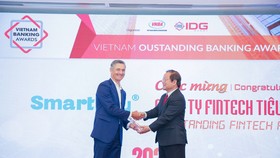 Ông Marek Eugene Forysiak (Nhà sáng lập, Chủ tịch SmartNet, đơn vị sở hữu Ví SmartPay) đón nhận  Giải thưởng “Công ty Fintech tiêu biểu” năm 2020 từ Ban Tổ chức