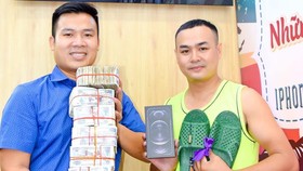 Anh Lê Văn Hiếu (phải) mua iPhone tặng vợ