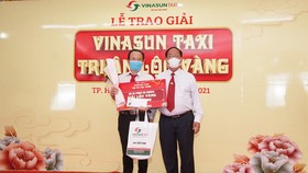 Ông Tạ Long Hỷ - Phó tổng Giám đốc Thường trực kiêm Giám đốc Taxi Vinasun trao quà cho tài xế phục vụ khách đạt giải Lộc vàng