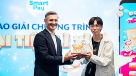 Chủ tịch SmartPay trao giải Trâu Vàng 200 triệu đồng cho khách hàng may mắn nhất Lâm Chí Mạnh