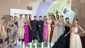 Xiaomi Việt Nam kết hợp với nhà thiết kế thời trang Trần Hùng ra mắt hai sản phẩm mới trong dòng Mi 11 – Mi 11 Lite và Mi 11 Lite 5G