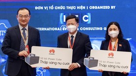 Ông David Wei, Tổng Giám đốc Huawei Việt Nam trao tặng 100 bộ thiết bị sạc dự phòng di động thông minh iSitePower-M