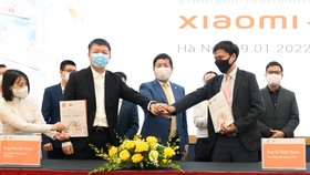 Đại diện Xiaomi Việt Nam và Synnex FPT ký thỏa thuận