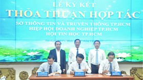 Lễ ký kết thỏa thuận hợp tác giữa Sở TT-TT TPHCM, Hiệp hội Doanh nghiệp TPHCM và Hội tin học TPHCM. Ảnh: CAO THĂNG