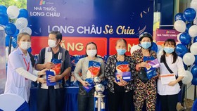 FPT Long Châu tặng thuốc miễn phí và nhiều tấn gạo, sẻ chia cùng những người có hoàn cảnh khó khăn.