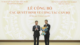 Bộ trưởng Bộ TT-TT Nguyễn Mạnh Hùng tặng hoa  chúc mừng Chủ tịch HĐTV MobiFone Nguyễn Hồng Hiển
