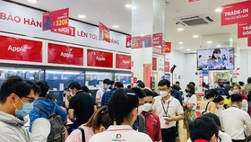 Khách hàng mua sắm tại Di Động Việt