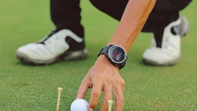 Đồng hồ thông minh golf Garmin Approach S62, quân sư đắc lực cho mọi golfer