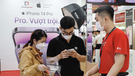 Khách hàng chọn mua iPhone tại Di Động Viêt