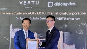Đại diện Di Động Việt và Vertu Global đã ký kết hợp tác