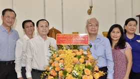 Phó Bí thư Thành ủy TPHCM Nguyễn Văn Hiếu đến thăm PGS-TS Phan Thanh Bình. Ảnh: CAO THĂNG
