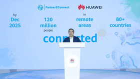 Ông Liang Hua, Chủ tịch Tập đoàn Huawei  phát biểu tại sự kiện
