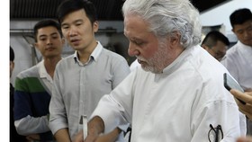 Bếp trưởng 2 sao Michelin tiếp lửa đam mê ẩm thực với đầu bếp Việt