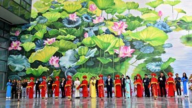 Khánh thành 2 bức tranh hoa sen tại sân bay quốc tế Nội Bài