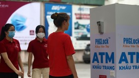 ATM khẩu trang miễn phí cho người dân Hà Nội