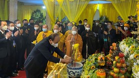 Nhiều đoàn lãnh đạo cùng đông đảo Phật tử đã tới viếng Đại lão Hòa thượng Thích Phổ Tuệ