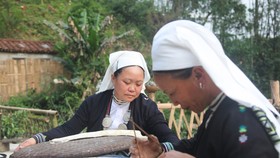 Khám phá kỹ thuật in sáp ong khoái độc đáo của người dân Hoài Khao - Cao Bằng