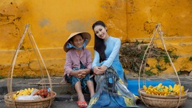 Đoàn Hồng Trang mang áo dài lụa vẽ Hội An đến Miss Global 2022