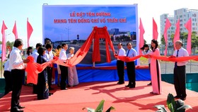 Các đồng chí nguyên lãnh đạo, lãnh đạo TPHCM tham gia lễ đặt tên đường dẫn cao tốc TPHCM – Trung Lương mang tên đồng chí Võ Trần Chí. Ảnh: Tuấn Vũ