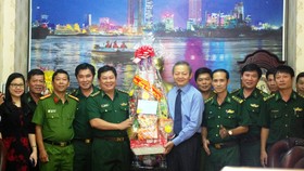 Lãnh đạo TPHCM thăm, chúc tết các đơn vị lực lượng vũ trang, đơn vị thi công đường hoa Nguyễn Huệ