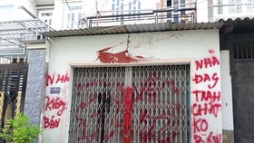 UBND quận Bình Tân yêu cầu công an điều tra, xử lý nghiêm vụ “khủng bố” bằng sơn, mắm tôm