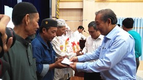 Phó Thủ tướng Thường trực Chính phủ Trương Hòa Bình tặng quà tết đồng bào dân tộc tại TPHCM