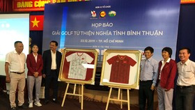 Đội trưởng đội bóng đá nữ Việt Nam Huỳnh Như và HLV phó KIm Chi tham dự họp báo. 