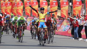 Tay đua Nguyễn Tấn Hoài ăn mừng chiến thắng tại đích đến. 
