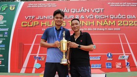 Trịnh Linh Giang cùng với bố với chiếc Cúp vô địch. 