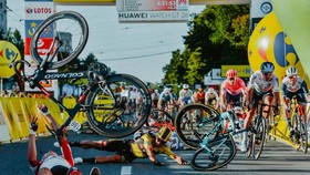 Pha té ngã ở Tour de Pologne. Ảnh: Getty Images