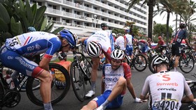 Thibaut Pinot bị tai nạn ở Tour de France 2020.