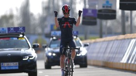 Van Baarle chiến thắng Dwars door Vlaanderen 2021