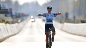Annemiek van Vleuten lại đăng quang Tour of Flanders sau 10 năm