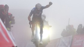 Miguel Angel Lopez chiến thắng trên đỉnh đèo mù sương