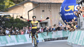 Primoz Roglic mừng chiến thắng Giro dell'Emilia 2021