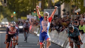 Arnaud Démare mừng chiến thắng Paris-Tours 2021