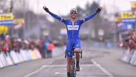 Niki Terpstra chiến thắng bằng màn solo ở Tour of Flanders 2018 