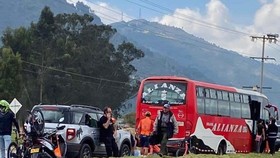 Áo vàng Tour de France 2019 Egan Bernal gặp nạn nghiêm trọng khi tông xe buýt