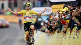 Tadej Pogacar hai năm liền vô địch Tour de France 