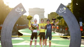 Jonas Vingegaard (giữa) đăng quang Tour de France 2022