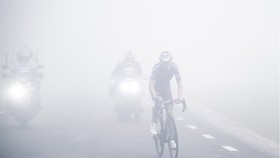 Các tay đua phải thi đấu trong mưa và sương mù