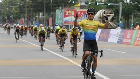 Tay đua Nguyễn Hoàng Sang vui mừng thắng chặng cuối