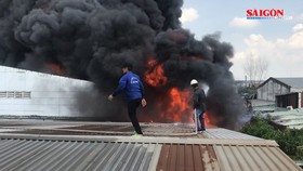  Cháy lớn ở khu công nghiệp Nhị Xuân: Khói lửa bốc cao hàng trăm mét