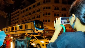 Cảnh vận chuyển xuyên đêm đưa 3 toa tàu metro 1 từ cảng Khánh Hội về depot Long Bình