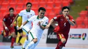Cầu thủ U.20 futsal Việt Nam và Indonesia thi đấu quyết liệt trên sân.