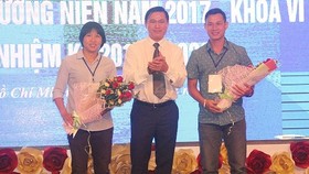 Chủ tịch HFF Trần Anh Tú trao hoa chúc mừng HLV Kim Chi (nữ TPHCM) và Bảo Quân (Thái Sơn Nam) tại Đại hội. ảnh: A.TRẦN