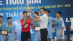 Ông Nguyễn Hồng Hải, TGĐ  công ty Thái Sơn Nam trao Cúp vô địch cho đội Trường Năng khiếu TDTT. Ảnh: ANH TRẦN