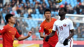 Đội U23 Trung Quốc (áo đỏ) bị loại từ vòng bảng sau khi thua Qatar ở trận quyết định. Ảnh: AFC