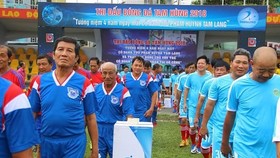 Các cựu cầu thủ tề tựu về thi đấu giao hữu nhân ngày giỗ HLV Tam Lang. Ảnh: ANH TRẦN
